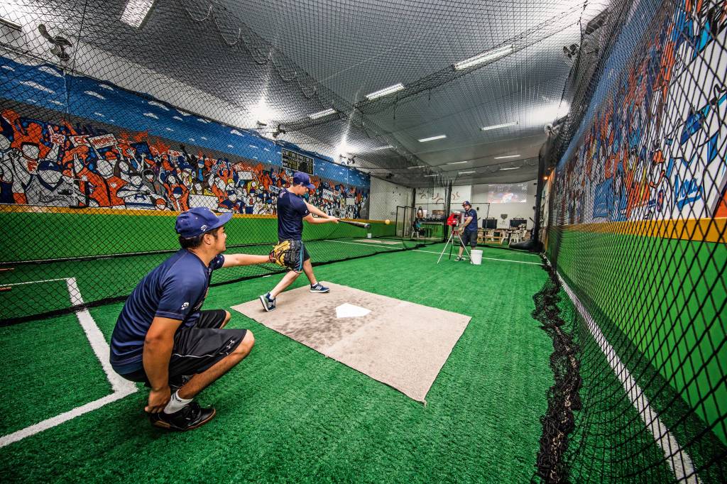 Espaço na Zona Leste da capital ensina beisebol a iniciantes