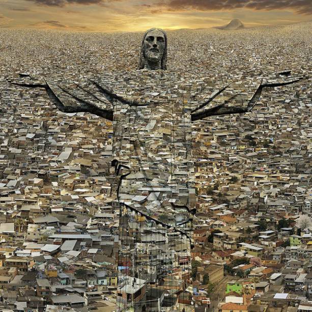 A imagem do Cristo Redentor se funde com o mosaico de casas