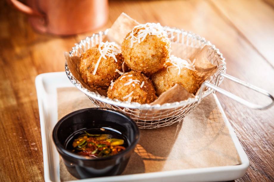 Arancino com recheio de friarielli e linguica com molho de tomate da Unica Pizzeria