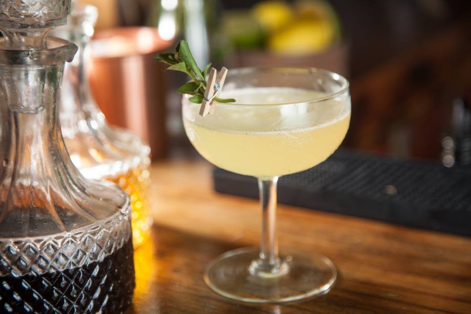 O drinque tucuna leva pisco, jerez, sucos de laranja e de limão, triple sec, xarope de baunilha e manjericão O drinque tucuna leva pisco, jerez, sucos de laranja e de limão, triple sec, xarope de baunilha e manjericão