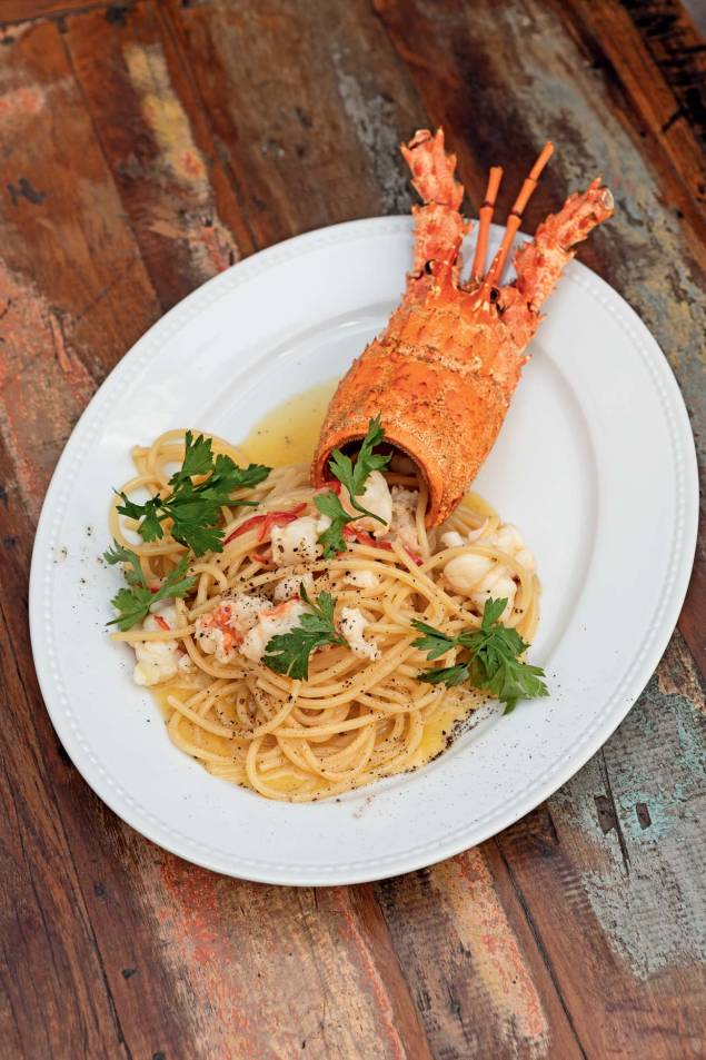De sabor intenso: espaguete banhado no molho de lagosta e enfeitado pela carapaça do molusco De sabor intenso: espaguete banhado no molho de lagosta e enfeitado pela carapaça do molusco