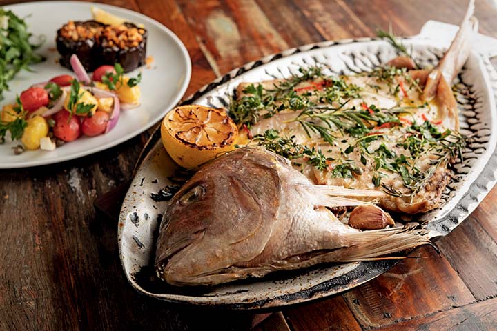 Pargo: grelhado no lado da pele, faz par com salada de rúcula e batatinhas mais berinjela e tomate sweet grape defumados