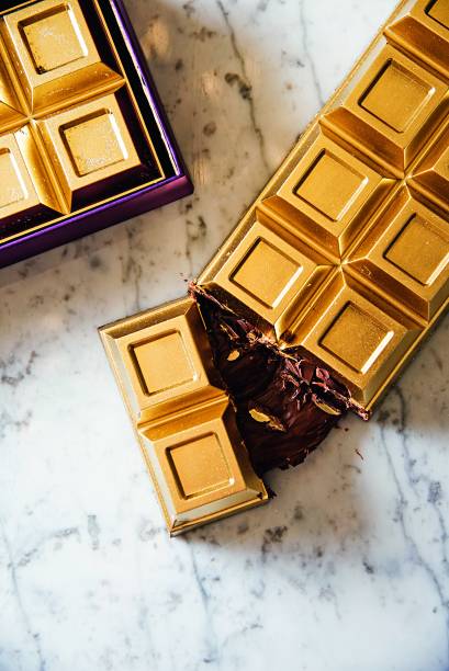 Barra de de chocolate recheada de Nutella: coberta com ouro Barra de de chocolate recheada de Nutella: coberta com ouro