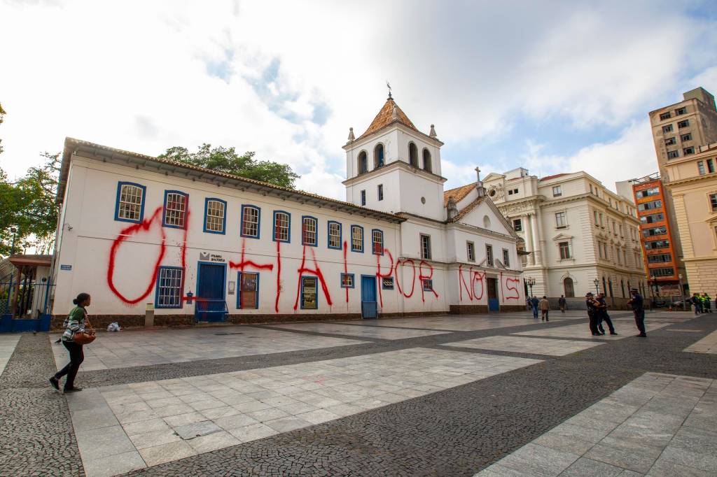 Pichadores do Pátio do Colégio são multados