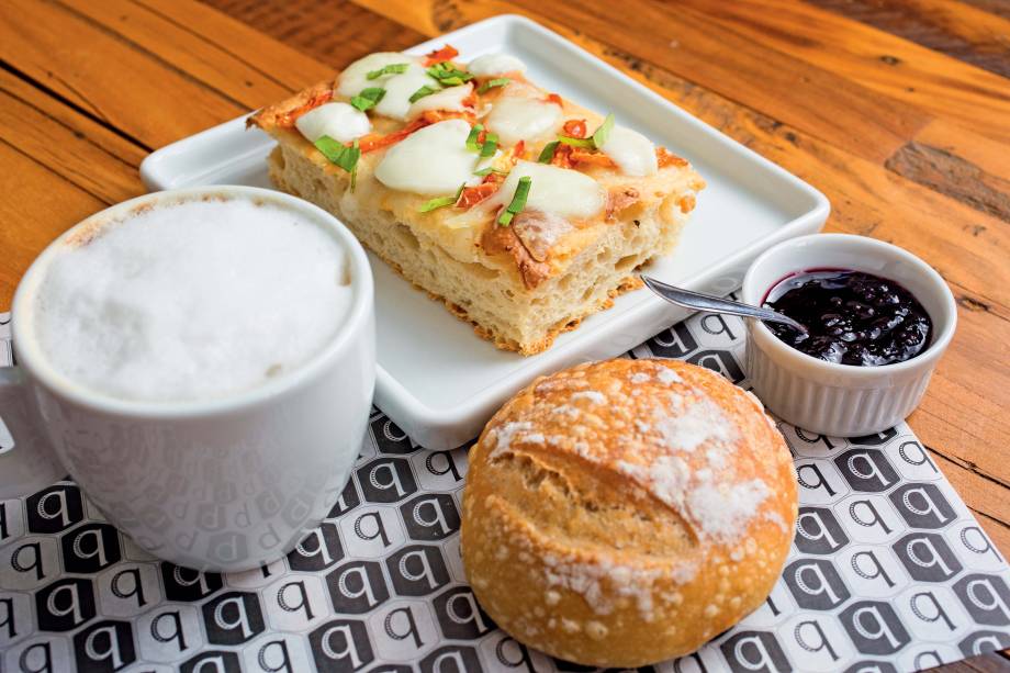 Combo brunch com pão, focaccia, geleia e café com leite