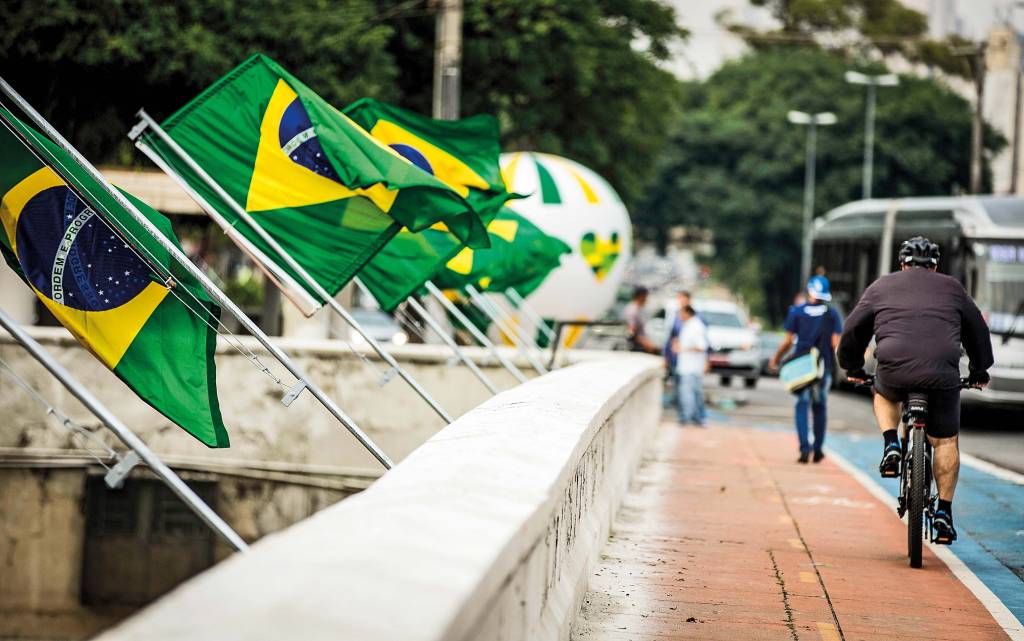 Bandeiras causam polêmica por ignorar Lei Cidade Limpa