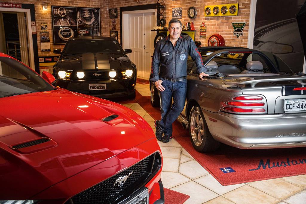 Apaixonado por Mustang, empresário tem seis veículos na garagem