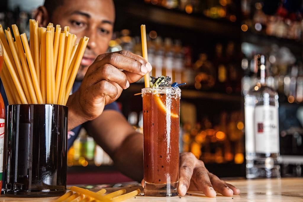 Bares dispensam canudos de plástico por alternativas mais ecológicas