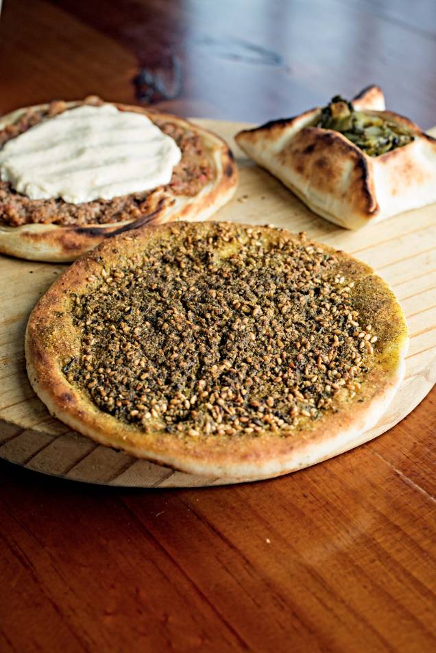 Esfihas de zátar, carne com coalhada e verdura Esfihas de zátar, carne com coalhada e verdura