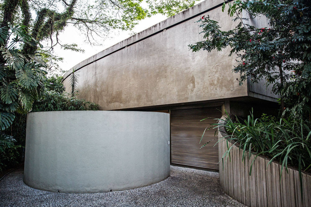 Após três anos à venda, rara casa projetada por Niemeyer é alugada