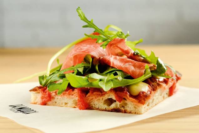 Da Mooca Pizza Shop: com ponto fixo em Pinheiros, casa serve uma pizza de presunto cru com mussarela e rúcula Da Mooca Pizza Shop: com ponto fixo em Pinheiros, casa serve uma pizza de presunto cru com mussarela e rúcula