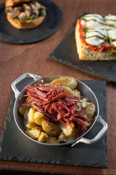 Imperdível: batata bolinha salteada com mostarda Dijon e coberta por pastrami desfiado Imperdível: batata bolinha salteada com mostarda Dijon e coberta por pastrami desfiado