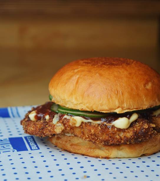 Sanduíche de pirarucu: empanado com tempero cajun, maionese levemente adocicada, pepino e chutney de ameixa Sanduíche de pirarucu: empanado com tempero cajun, maionese levemente adocicada, pepino e chutney de ameixa