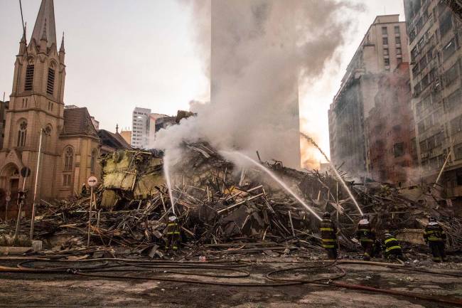 Prédio desaba durante incêndio no centro de SP; há desaparecidos Prédio desaba durante incêndio no centro de SP; há desaparecidos