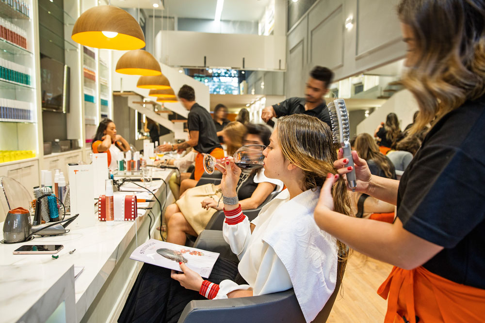 Novos salões de beleza apostam em cartela de serviços reduzida