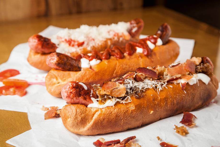 O cachorro-quente chamado bacon caramel leva toucinho defumado, maionese de leite, cebola caramelada e queijo parmesão