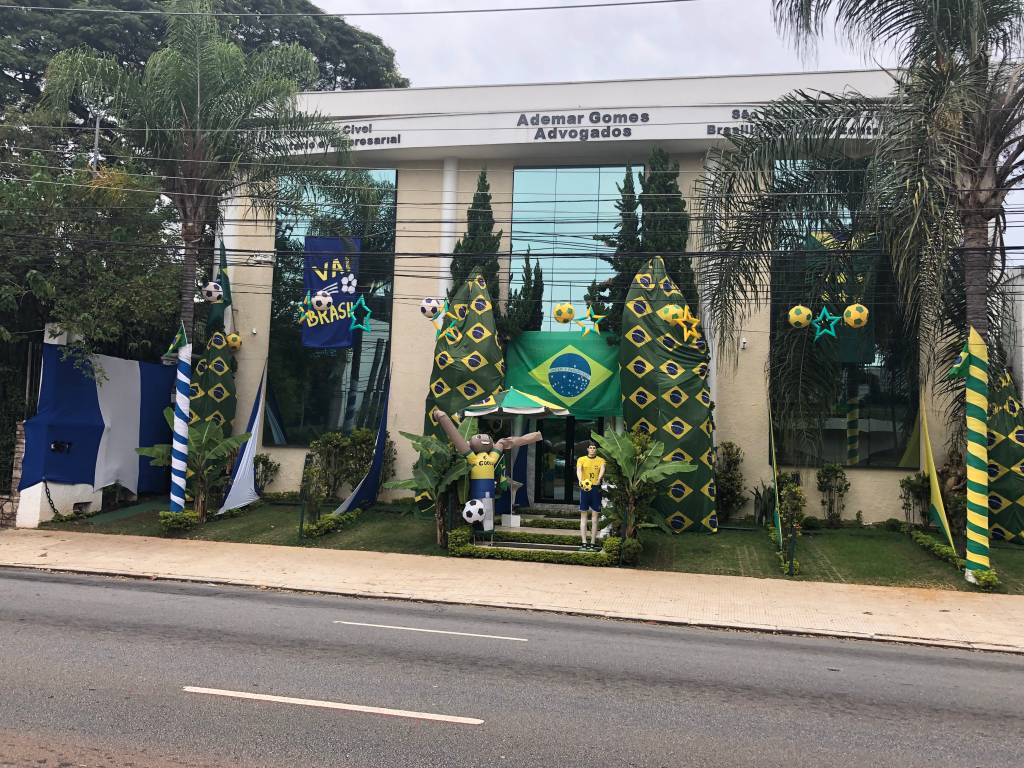 Escritório de advocacia gasta 12 000 reais com decoração para a Copa