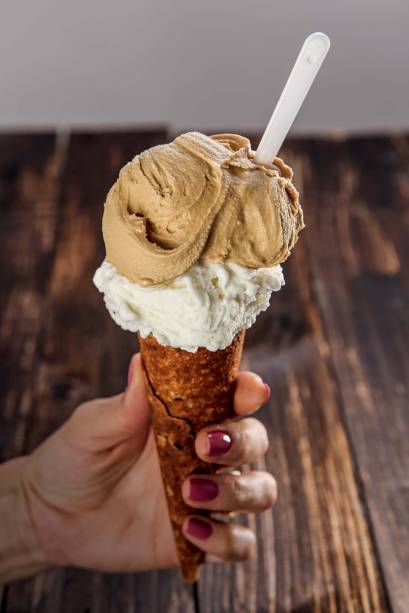 Sorvetes de coco e doce de leite no cone fresquinho