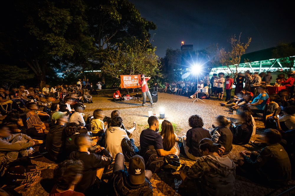 Espécies de batalhas de poesia, os slams se multiplicam pela cidade