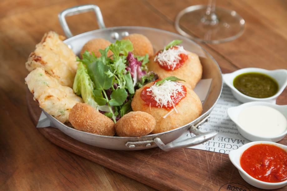 Tiella napoletana: boa seleção de beliscos para a entrada Tiella napoletana: boa seleção de beliscos para a entrada