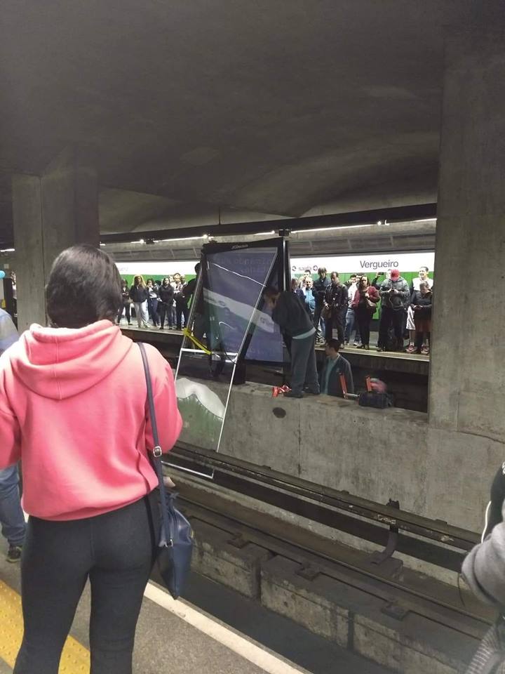 Painel publicitário se solta e quatro estações de metrô são fechadas