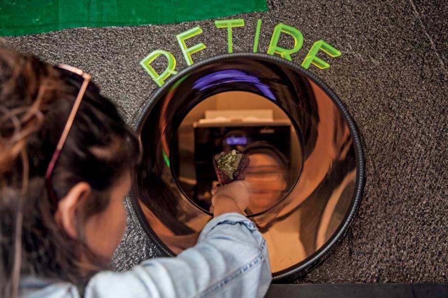 Ambiente: os gelados são entregues aos clientes por um tubo