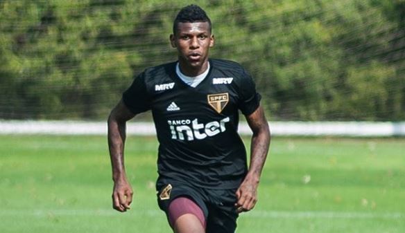 Suspenso, jogador Arboleda, do São Paulo, sofre acidente de carro