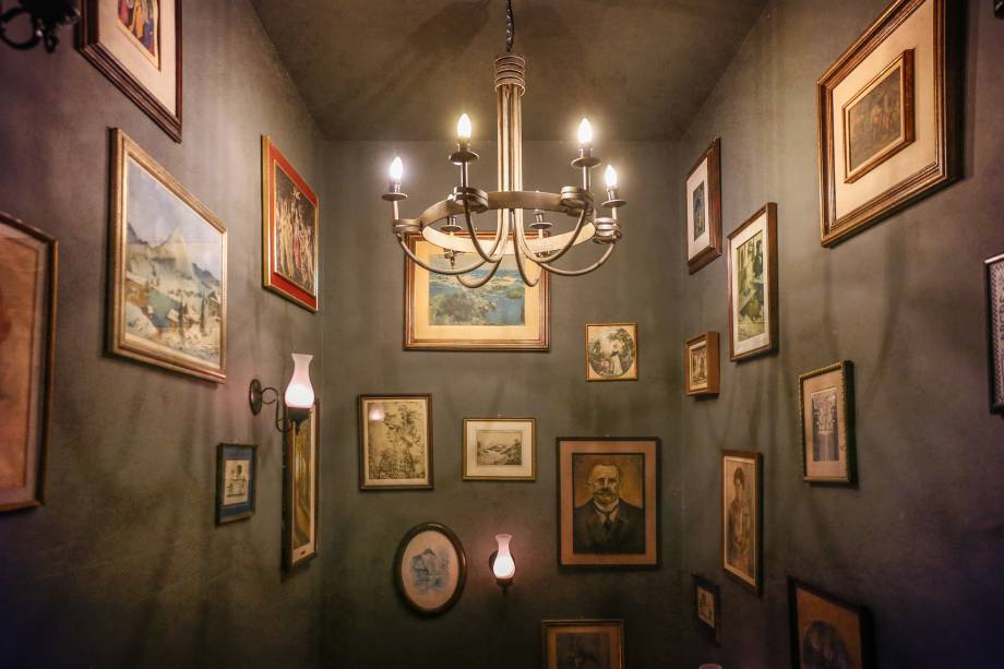 Quadros que decoram a escada que liga o primeiro andar ao segundo