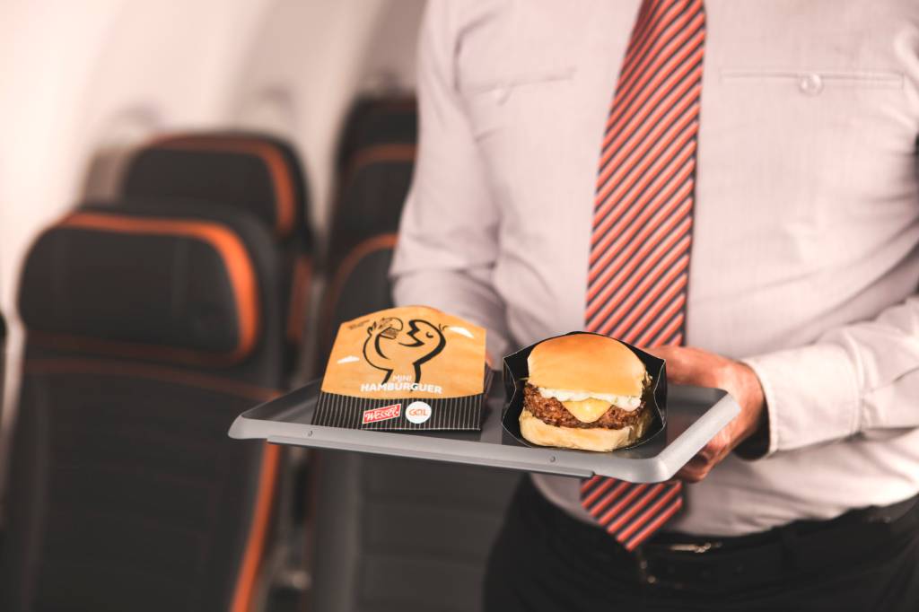 Gol começa a distribuir cerveja e mini hambúrguer de graça em ponte aérea