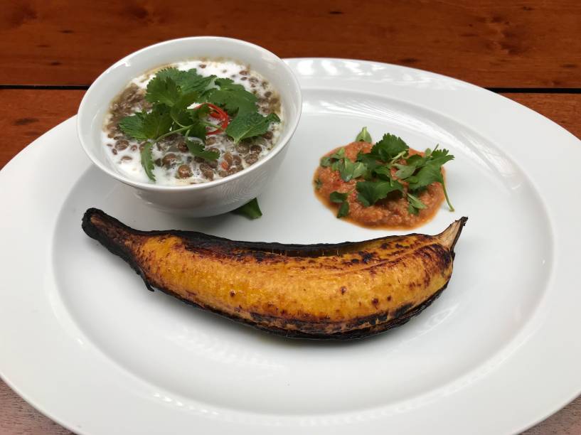 Prato vegano: banana-da-terra assada, lentilha cozida com gengibre, leite-de-coco e pimenta, e molho romanesco, que leva avelã, páprica e outros ingredientes Prato vegano: banana-da-terra assada, lentilha cozida com gengibre, leite-de-coco e pimenta, e molho romanesco, que leva avelã, páprica e outros ingredientes