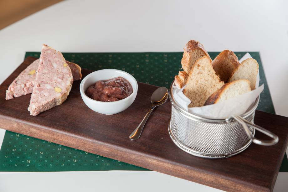 Para acompanhar: patê de campanha com compota de figo e torradas Para acompanhar: patê de campanha com compota de figo e torradas