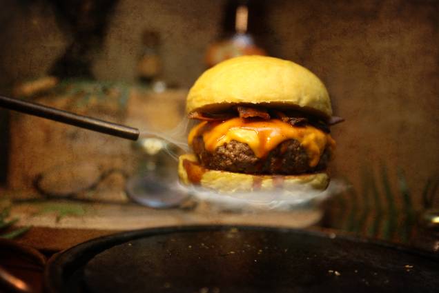 Porcorum, hambúrguer com bacon em fatias, sai por 26 reais Porcorum, hambúrguer com bacon em fatias, sai por 26 reais