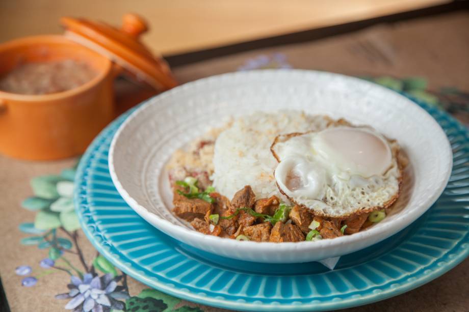 Um dos pratos do boteco: pernil em lascas, arroz, farofa, ovo frito e feijão, preparado pela chef Alessandra Ramos