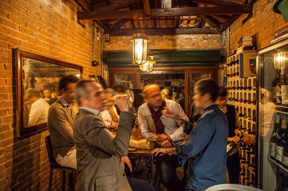 Salão do wine bar: apenas dez lugares Salão do wine bar: apenas dez lugares