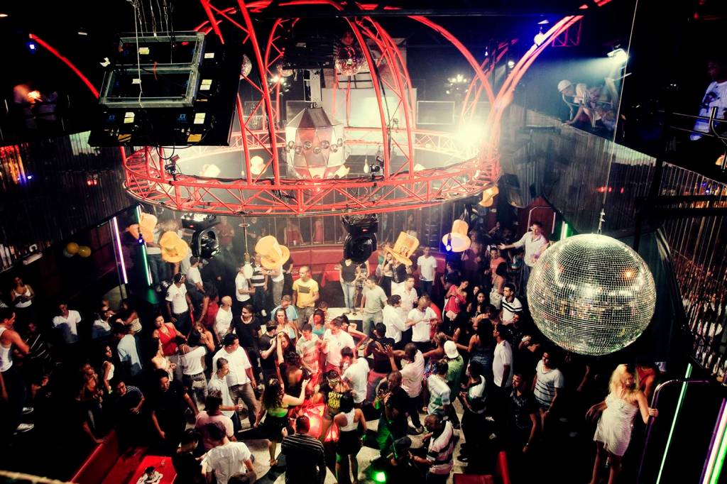 Apps de paquera e ações trabalhistas afetam vigor financeiro da Love Story