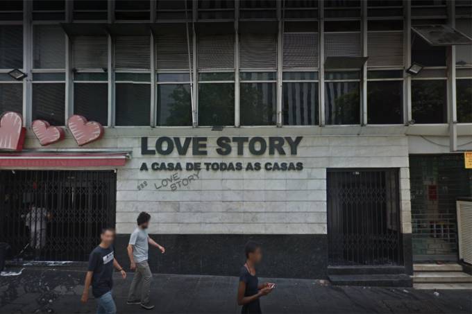 Leilão de bens da Love Story, que faliu, inclui sofá, som e bebidas