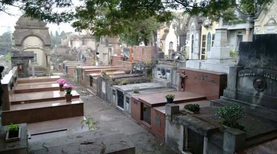 Medo de furtos em cemitérios faz famílias adotarem medidas alternativas