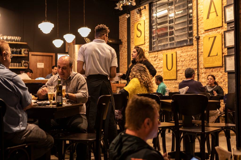 Mestre em caipirinha, Souza sai do Veloso e abre bar próprio; leia crítica