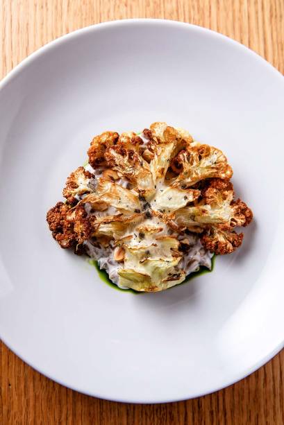 Steak de couve-flor: com aroma tostado e sobre creme de semente de girassol Steak de couve-flor: com aroma tostado e sobre creme de semente de girassol