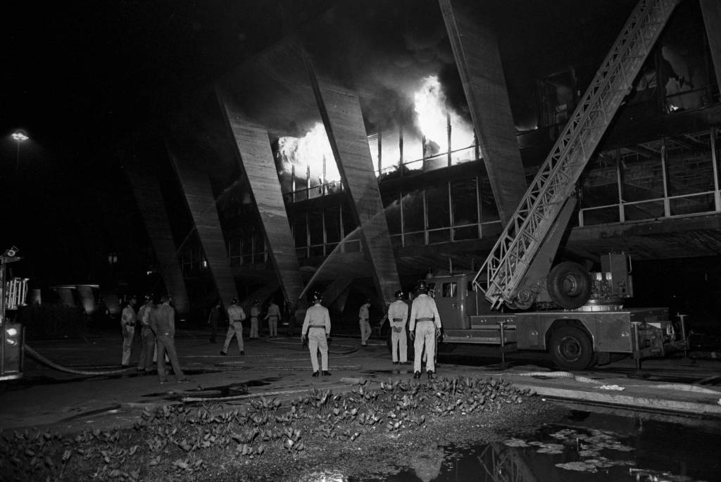 33066823_rio_de_janeiro_rj_08-07-1978_-_incendios_-_rj_-_museu_de_arte_moderna_mam_-_bombeiros_tenta 33066823_rio_de_janeiro_rj_08-07-1978_-_incendios_-_rj_-_museu_de_arte_moderna_mam_-_bombeiros_tenta