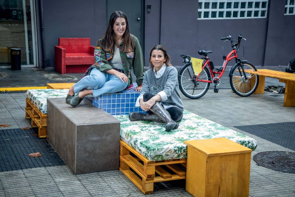 Com mobiliário, arquitetas dão cara nova para praça de Pinheiros