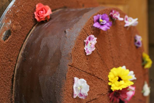 Bolo de chocolate: cacau 70% e camadas de recheio de ganache e caramelo Bolo de chocolate: cacau 70% e camadas de recheio de ganache e caramelo