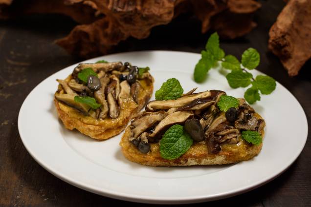 Tostada de pão do dia com cogumelos assados e pesto de nozes Tostada de pão do dia com cogumelos assados e pesto de nozes