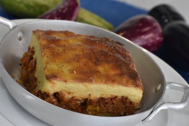 Mussaká: espécie de lasanha vegetal com lâminas de berinjela, abobrinha e batata, molho bechamel e carne moída Mussaká: espécie de lasanha vegetal com lâminas de berinjela, abobrinha e batata, molho bechamel e carne moída