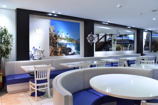 Ambiente: o salão, em frente ao empório gourmet Casa Santa Luzia, tem cores que lembram a Grécia Ambiente: o salão, em frente ao empório gourmet Casa Santa Luzia, tem cores que lembram a Grécia