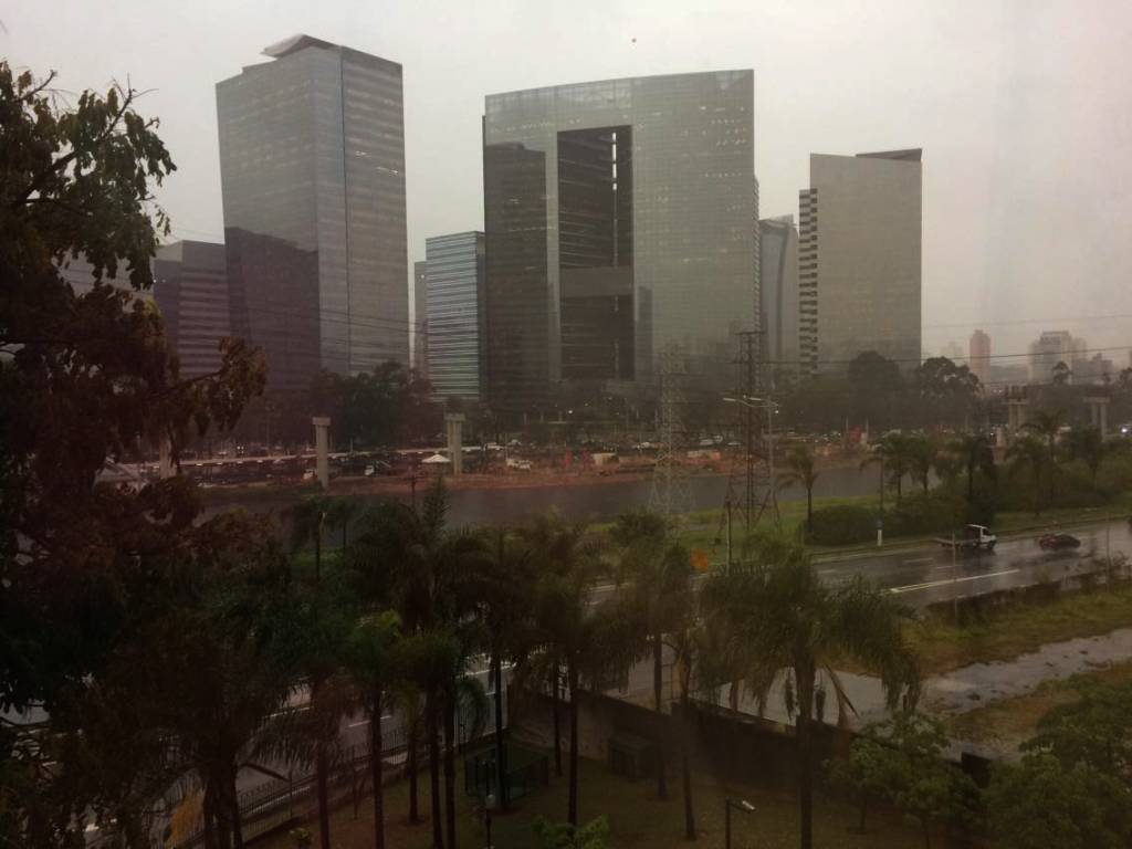 Frente fria traz chuva na sexta (14) e muda o tempo no fim de semana