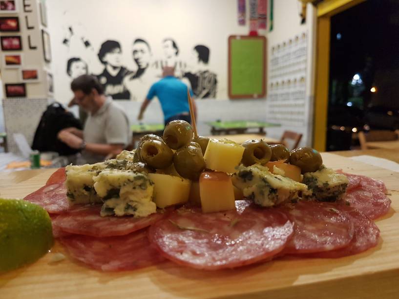 Tábua de frios variados, por 28 reais Tábua de frios variados, por 28 reais