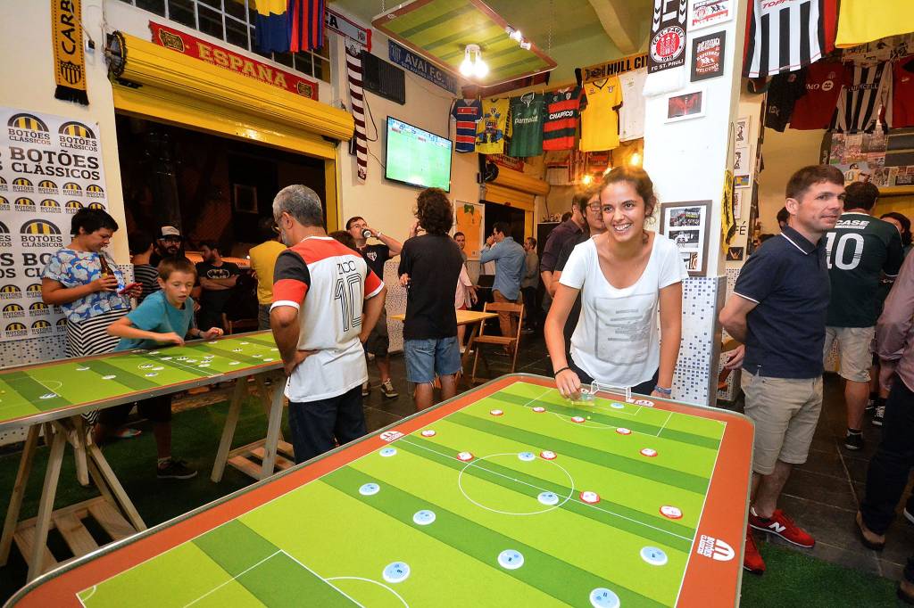 Bar na Pompéia promove torneios de futebol de botão