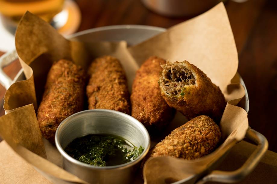 Croquete de costela com pesto de agrião: crocante e bem recheado