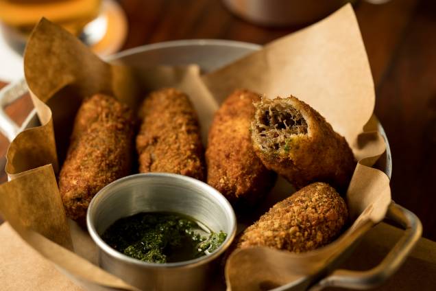 Croquete de costela com pesto de agrião: crocante e bem recheado Croquete de costela com pesto de agrião: crocante e bem recheado